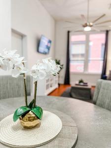 圣地亚哥Gaslamp 2bdrm - W Parking & 5 Beds #303的花瓶,花朵花朵花在桌子上