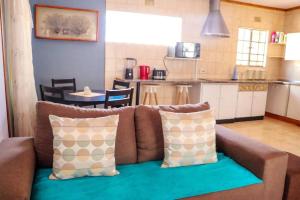 卡萨内Yaxida's Warmth的带沙发的客厅和厨房