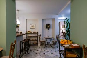 格拉纳达卡门卡拉科尔水塔酒店的厨房以及带桌椅的用餐室。