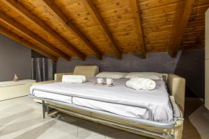 塞斯托卡伦德[Leonardo Academy in 5'] MXP, Laghi & Wi-Fi的一间卧室配有带白色床单和毛巾的床。