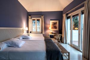 格拉纳达卡门卡拉科尔水塔酒店的一间卧室配有一张带蓝色墙壁的大床