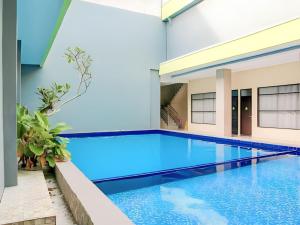 Grand Tawiri Hotel的蓝色建筑中的游泳池