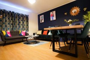 伦敦Enfield North London 3BR Apartment的客厅配有桌子和沙发