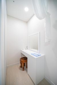 大田Mild的浴室设有白色水槽和镜子