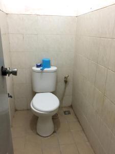 诗都阿佐OYO Life 93009 Griya Nautika Sedati的浴室设有卫生间,上面有蓝色的盒子