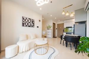 Rimini house Homestay at Vinhome Ocean Park的休息区