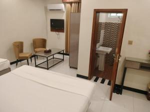 拉合尔Dove Inn Hotel的一间酒店客房 - 带一张床和一间浴室