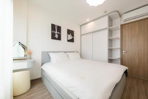 Rimini house Homestay at Vinhome Ocean Park客房内的一张或多张床位