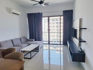马六甲Atlantis Residence - Widenote Sdn Bhd的客厅配有沙发和桌子