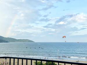 岘港Anstay Beach Da Nang的海滩上有人在水中放风筝