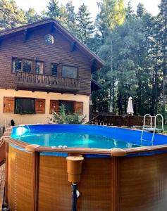 波罗维茨Villa Borovets Mountain & Luxury的房屋前的游泳池