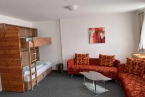 NavisWohnung Gruenberg 144 - Naviser Huette的客厅配有沙发和1张床