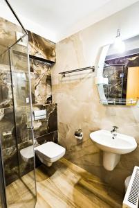 锡比乌伊甸酒店的浴室配有盥洗盆、卫生间和淋浴。