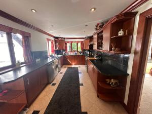 GrimsarghReemdale Manor - Fulwood Row Preston PR25RW的一个带木制橱柜和台面的大厨房