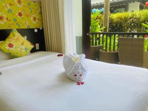 会安Emerald Hoi An Riverside Resort的坐在床上的凯蒂小象