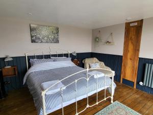 罗切斯特Inner Dowsing Lightship的卧室配有白色的床和椅子