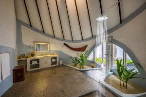 尼卡岛马尔代夫尼卡岛Spa度假酒店的一间带水槽和镜子的浴室