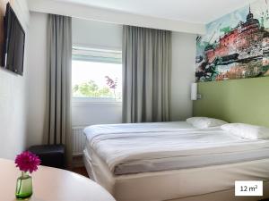 厄勒布鲁早安厄勒布鲁酒店的酒店客房设有床和窗户。