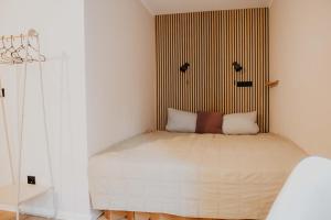 策勒sleepArt hygge的一间卧室配有一张带条纹墙的床
