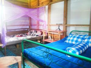 Simple Cozy Room in Buntumalangka'客房内的一张或多张床位