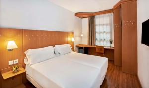 瓦伦西亚NH瓦伦西亚科学酒店的卧室设有一张白色大床和一扇窗户。