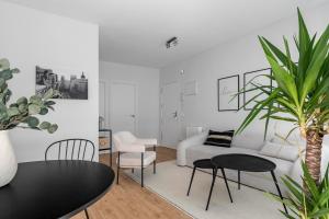 马德里Cozy 2 bedroom apartment with patio的客厅配有沙发和桌椅