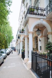 伦敦海豚酒店的街道上带有柱子和阳台的建筑