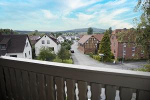 兰河畔马尔堡DG-Wohnung mit sonnigem Balkon的享有带房屋的小镇阳台景致。
