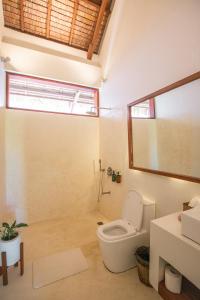 卢纳将军城SEACLUB Siargao的一间带卫生间和水槽的浴室