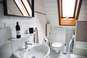 兰河畔马尔堡DG-Wohnung mit sonnigem Balkon的一间带水槽和卫生间的浴室