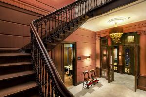 布雷达布雷达拿韶傲途格精选酒店的一座带红色墙壁的房屋内的螺旋楼梯