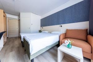 曼亚拉Saaremaa Rannahotell ' Beach Hotel的酒店客房,配有床和沙发