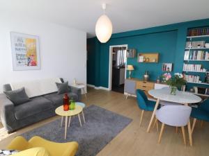 欧里亚克Appartement Aurillac, 2 pièces, 2 personnes - FR-1-742-389的客厅配有沙发和桌椅