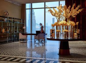 迪拜Waldorf Astoria Dubai International Financial Centre的一间设有花瓶桌子的房间