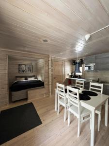 罗瓦涅米LakeLodge Kiehinen & Igloos的一间带桌椅和一张床的用餐室