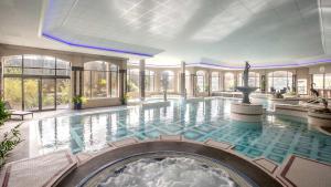 肯尼迪山新镇格兰维尔酒店及休闲俱乐部的一座建筑中间的游泳池,带喷泉