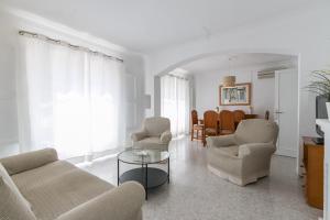 帕尔马海滩Villa los brezos的客厅配有沙发、椅子和桌子