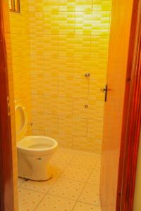 金贾Scindia Suites hotel的一间位于客房内的白色卫生间的浴室