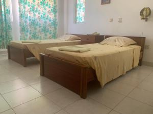 波多诺伏Residencial Pôr do Sol的带两张单人床的客房 - 带喷雾器