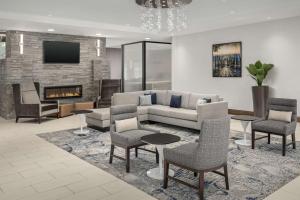 格林维尔Homewood Suites By Hilton Greenville, NC的客厅配有沙发、椅子和壁炉