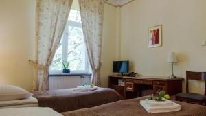 华沙拉齐恩科斯基酒店的酒店客房设有两张床和窗户。
