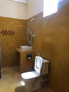 马特姆维Mohammed Bungalows and Restaurant的一间带卫生间和水槽的浴室