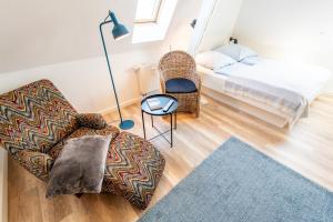 兰图姆Steger-Hüs Wohnung 26的客厅配有椅子和床