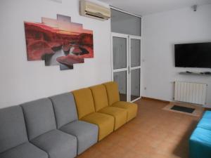 BenimametResidencia Universitaria Reuniver Burjassot的带沙发和平面电视的客厅