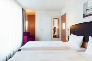 维也纳维也纳城际酒店的酒店客房设有两张床和窗户。