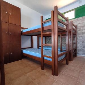 Tablado de la MontañetaHostal Albergue Garafía El Tablado的一间房间,设有三张双层床