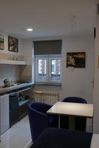 比托姆ROOMS BYTOM的厨房配有2把蓝色的椅子和桌子