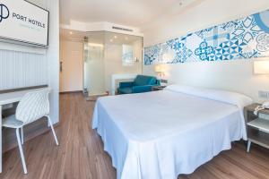 贝尼多姆贝尼多姆港口温泉酒店的配有一张床和一把椅子的酒店客房