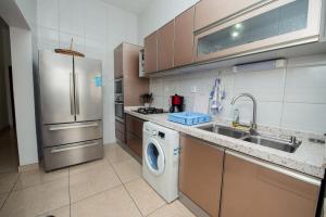 黑角Appartement Charmant et Lumineux的厨房配有洗衣机和水槽