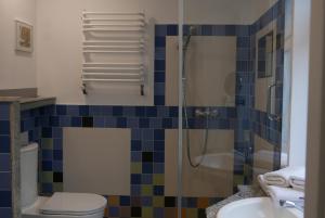 比托姆ROOMS BYTOM的带淋浴、卫生间和盥洗盆的浴室